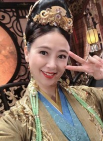 素颜曝光！54岁港星获赞逆龄生长，女儿遗传完美基因更撞脸钟欣潼