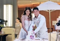 香港知名女星高调结婚，在海边办婚礼，穿吊带婚纱大秀丰满身材