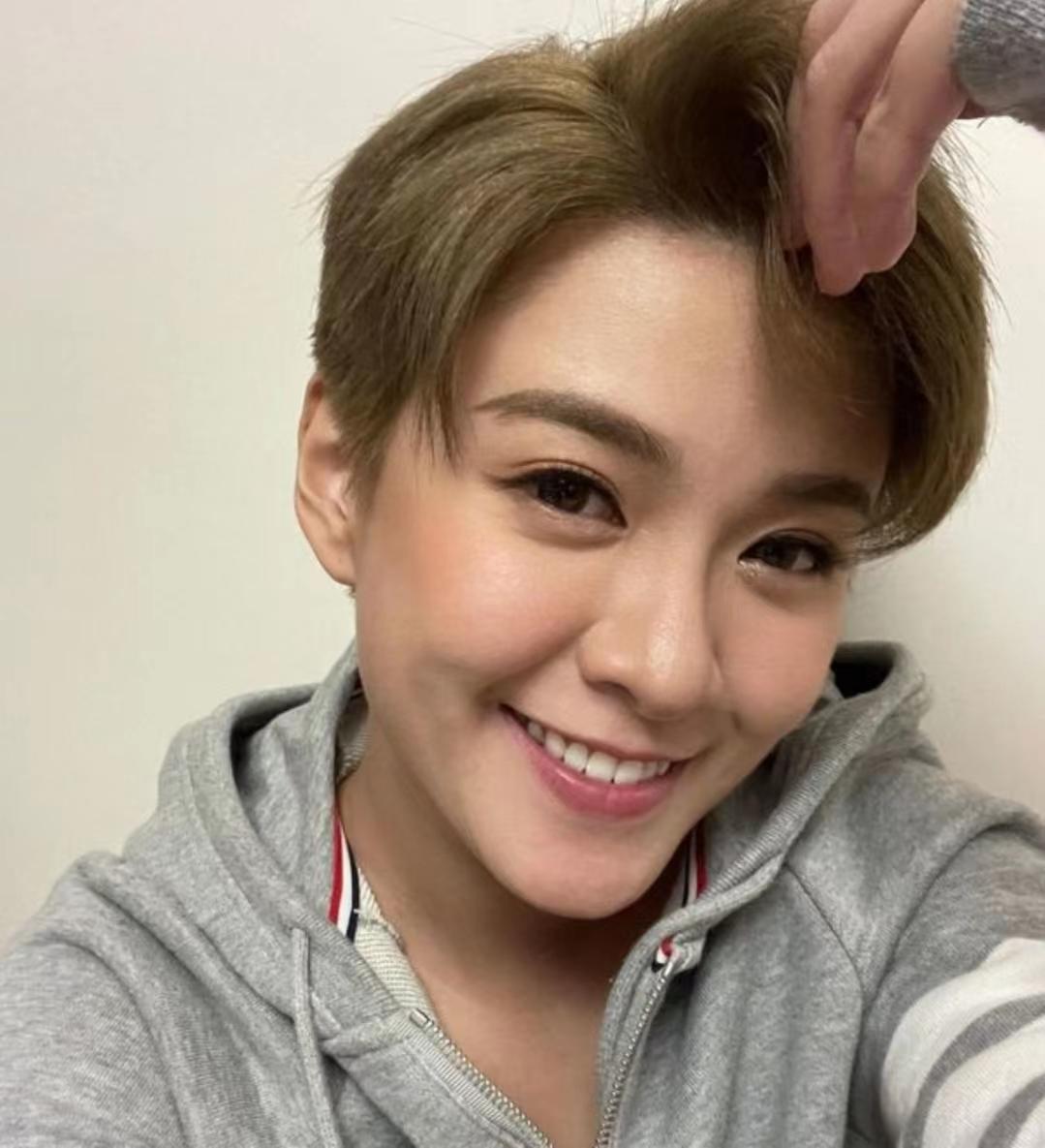 耿耿于怀？TVB力捧小花疑似未忘富贵前任，重提剪短头发被人嫌弃