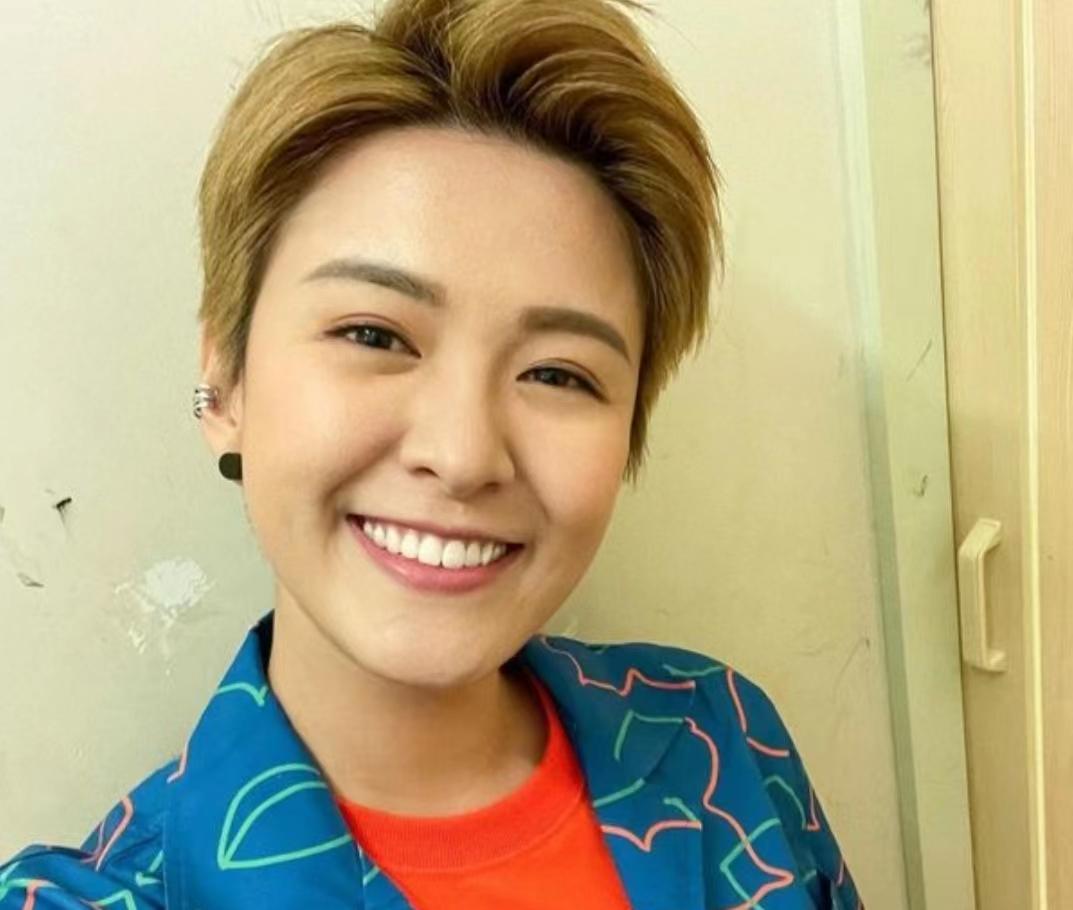 耿耿于怀？TVB力捧小花疑似未忘富贵前任，重提剪短头发被人嫌弃