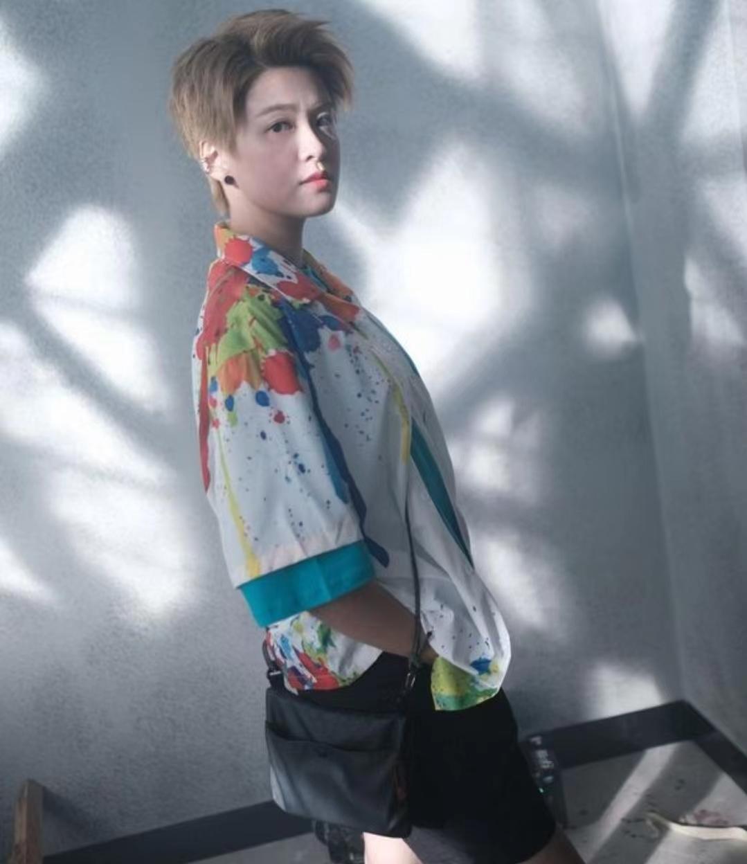 耿耿于怀？TVB力捧小花疑似未忘富贵前任，重提剪短头发被人嫌弃