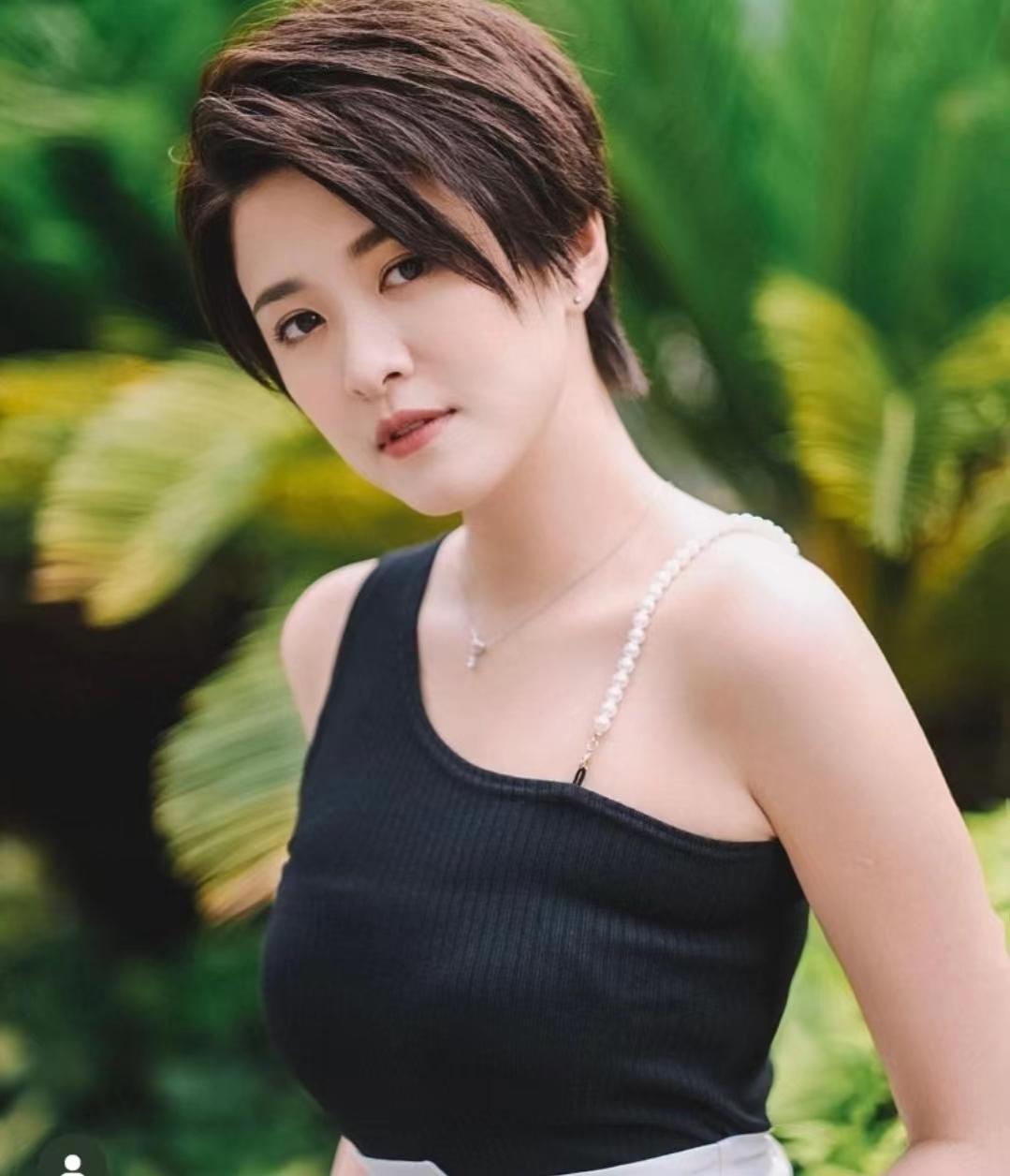 耿耿于怀？TVB力捧小花疑似未忘富贵前任，重提剪短头发被人嫌弃