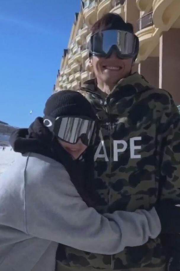 谢霆锋滑雪被粉丝认出，熊抱式合照，网友：他有女朋友了