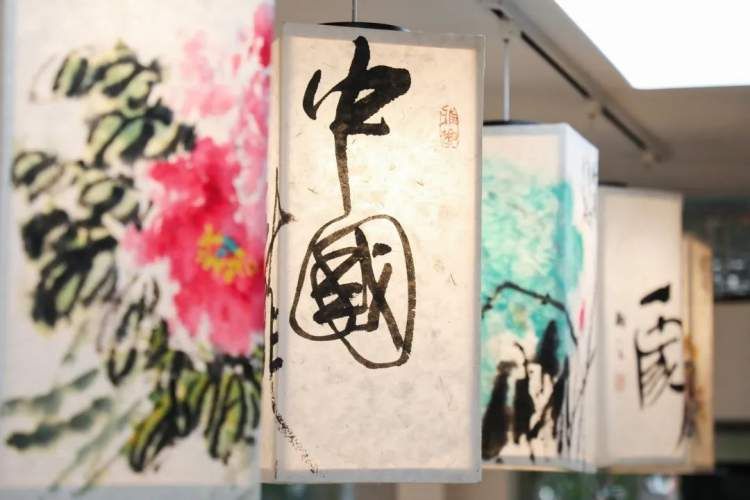 三入进博会非遗客厅展示，徐汇这个社区学校能体验古法造纸！