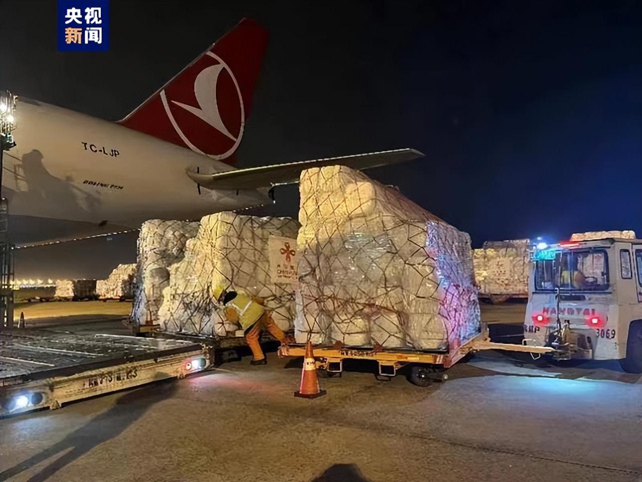 美军用“中国制造”救援土耳其，摆拍物资赫然写着简体中文