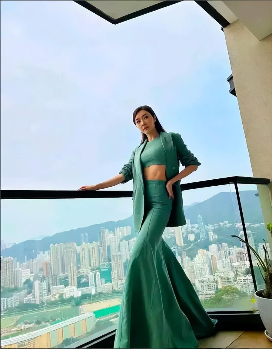 香港女星晒傲人长腿遭网友吐槽，霸气回怼：只觉得自己最美