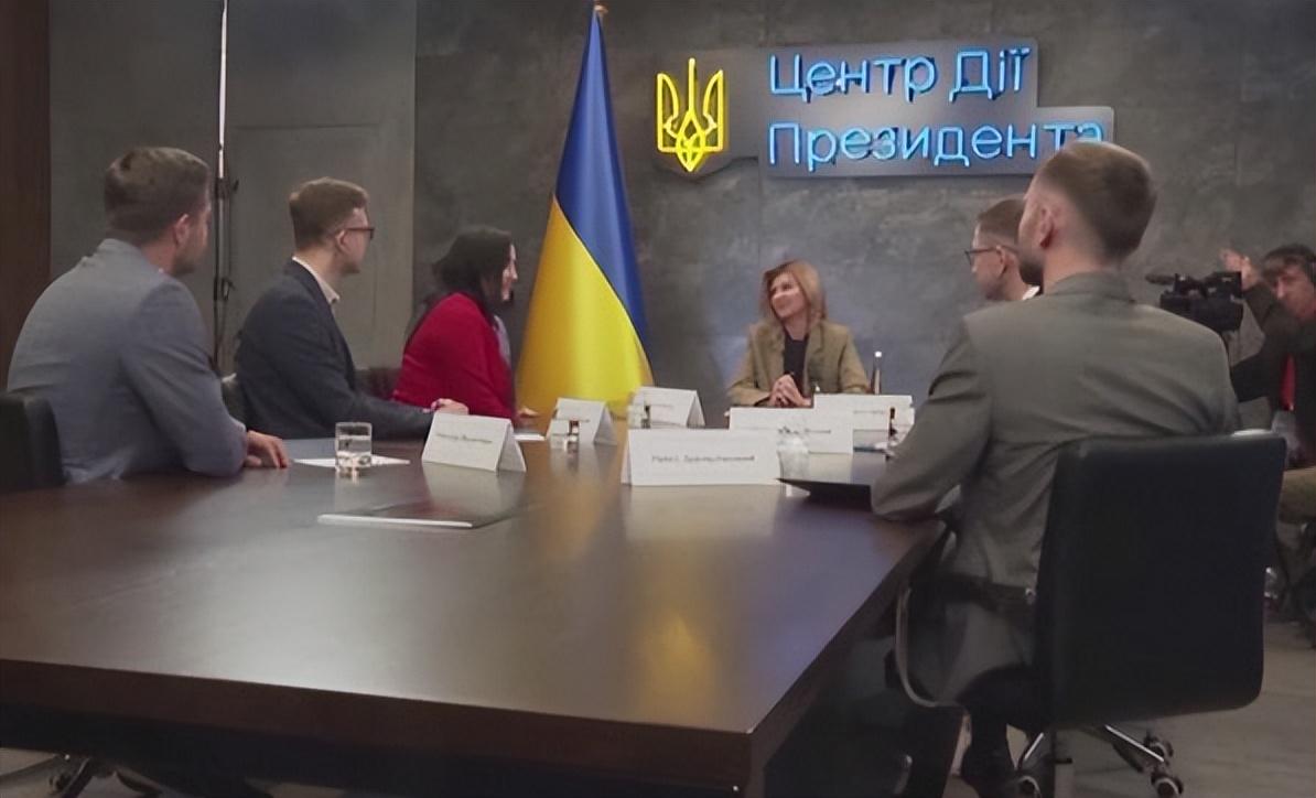乌克兰大妈手撕无人机，泽连斯基老婆讲抗俄神剧，美政客在一旁笑