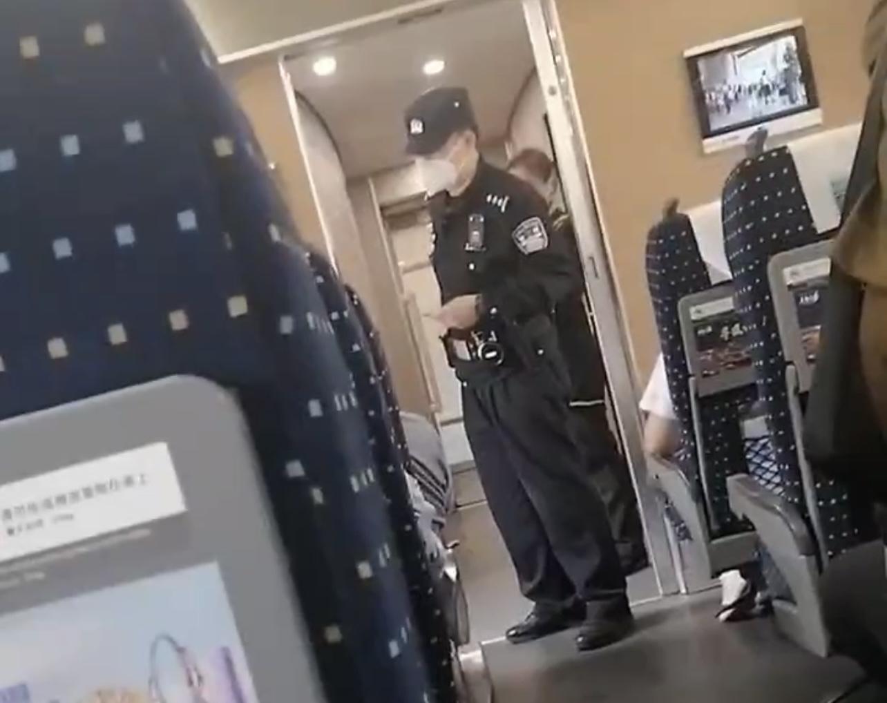 女子高铁上霸座，民警再三警告无果后采取强制措施，女子公然袭警