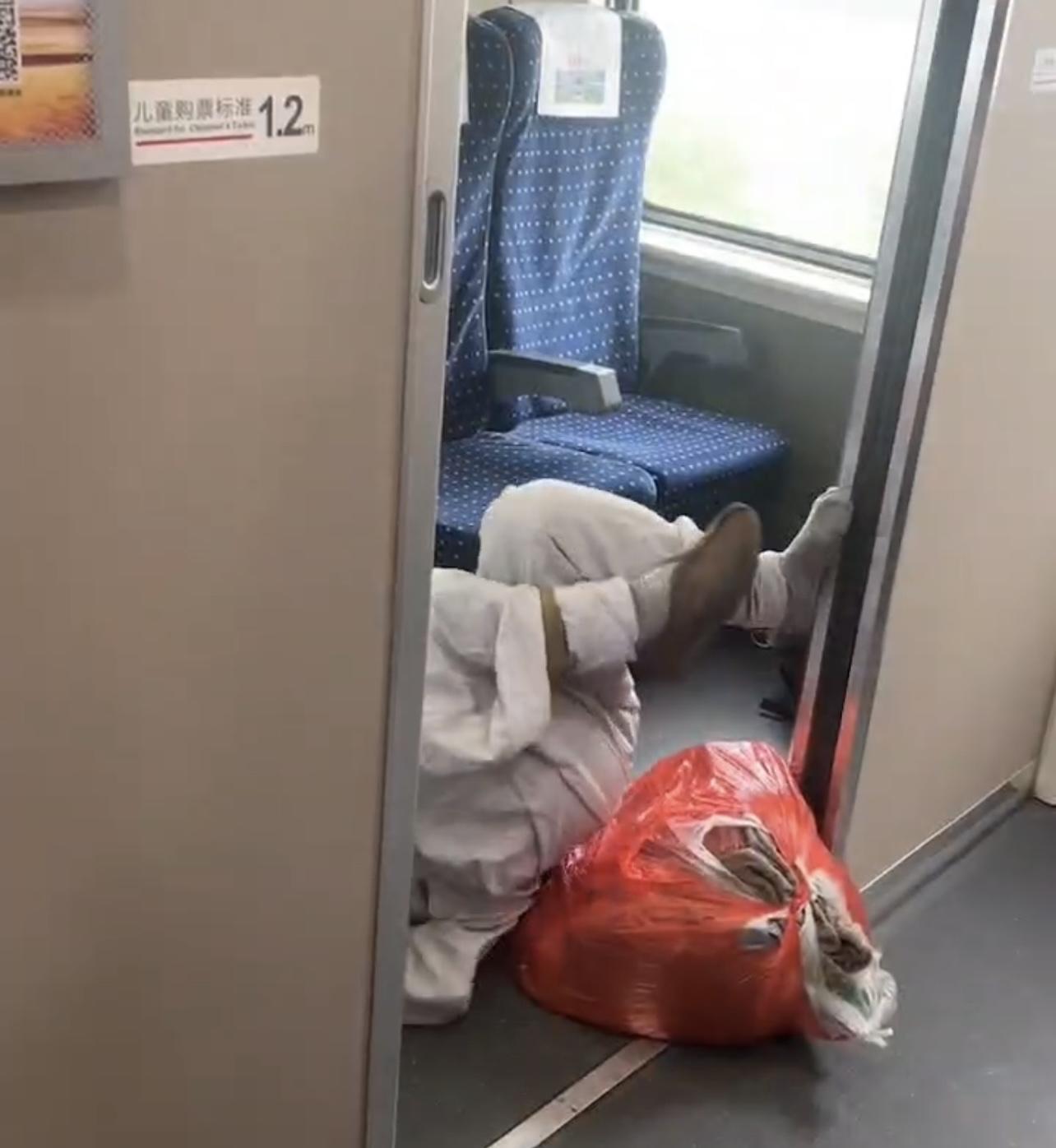 女子高铁上霸座，民警再三警告无果后采取强制措施，女子公然袭警