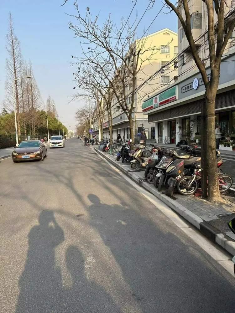 莫做道路的“添堵人”！治理违法占道停车，他们有招数