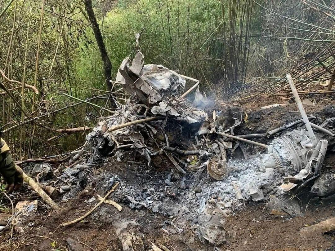 印军直升机在藏南坠毁，飞机摔成零件，两名飞行员当场死亡