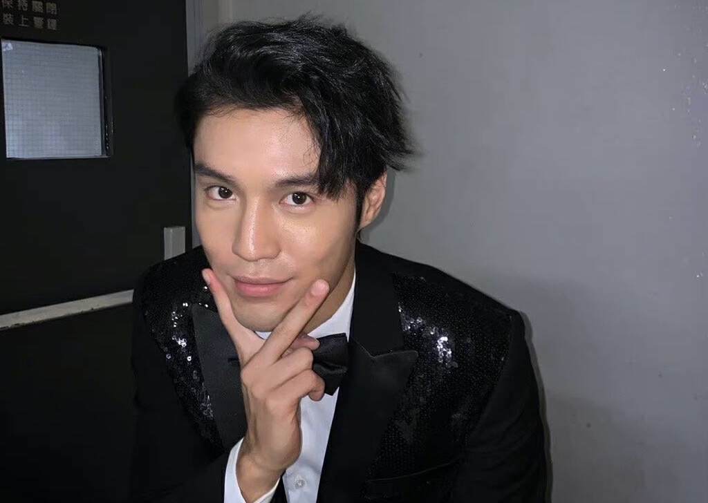 恭喜！TVB知名男星与高颜值港姐恋情曝光，两人在片场大搞暧昧