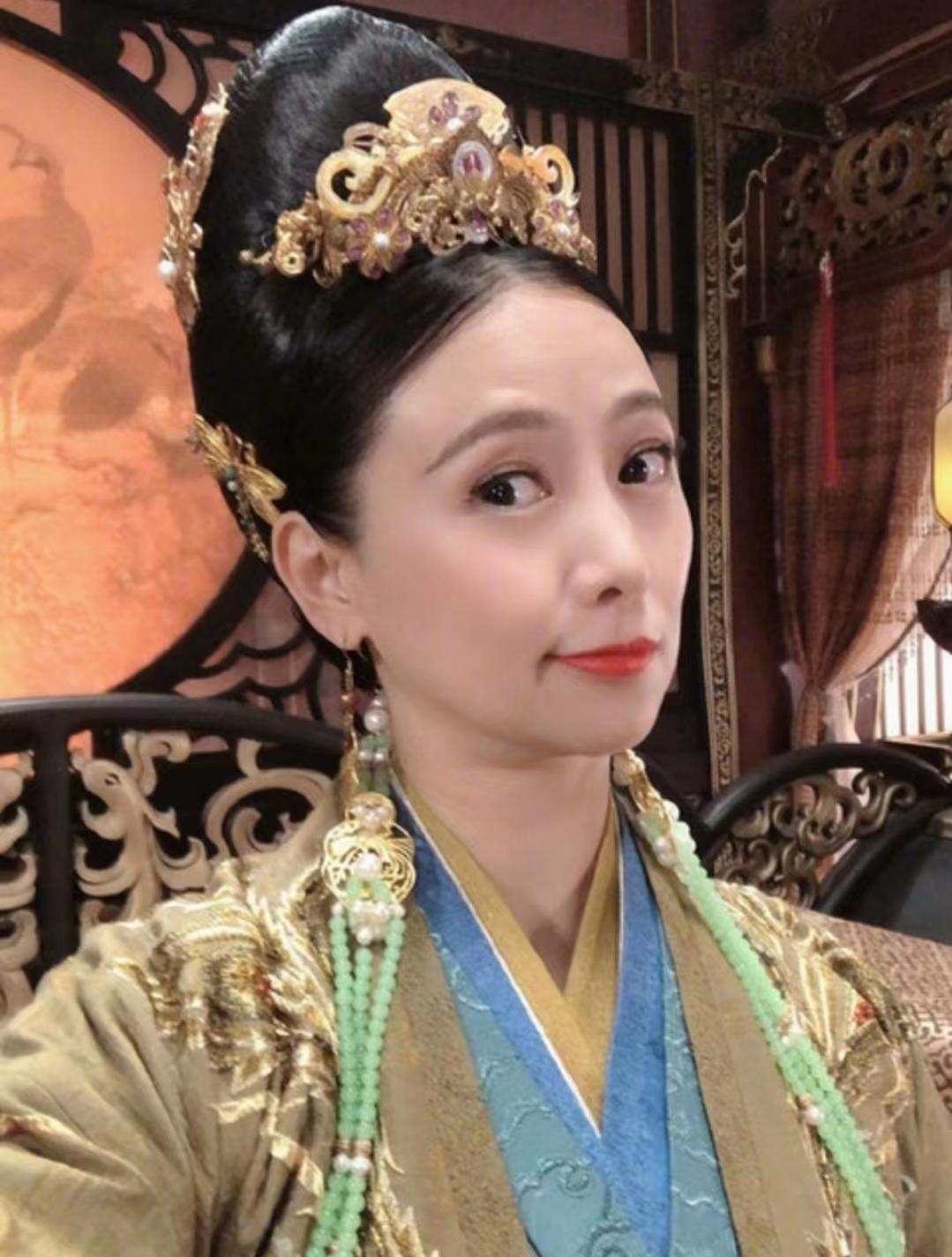 素颜曝光！54岁港星获赞逆龄生长，女儿遗传完美基因更撞脸钟欣潼
