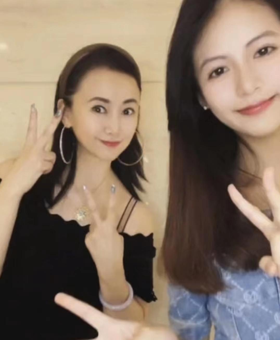 素颜曝光！54岁港星获赞逆龄生长，女儿遗传完美基因更撞脸钟欣潼