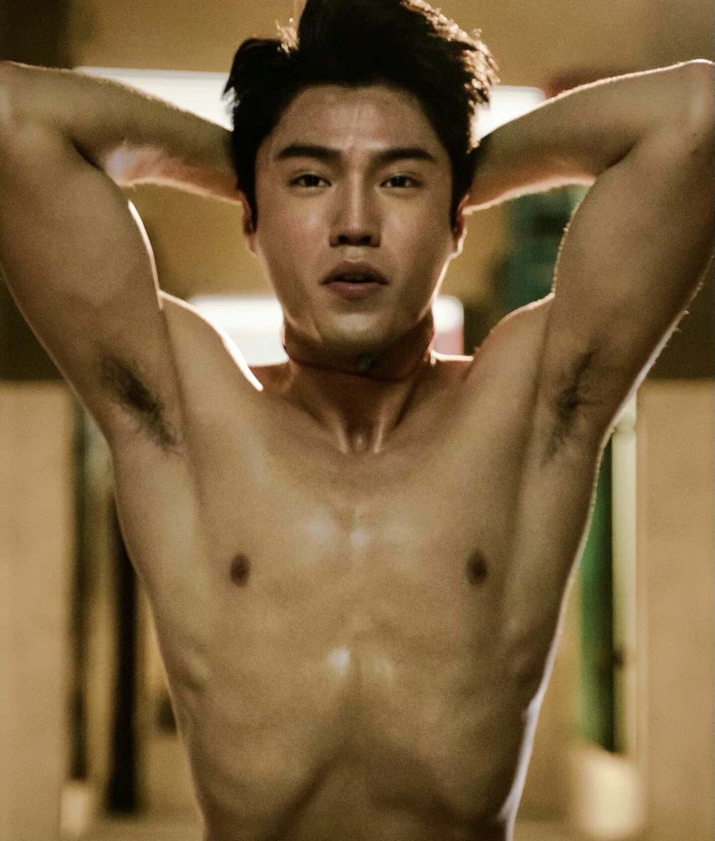 恭喜！TVB知名男星与高颜值港姐恋情曝光，两人在片场大搞暧昧