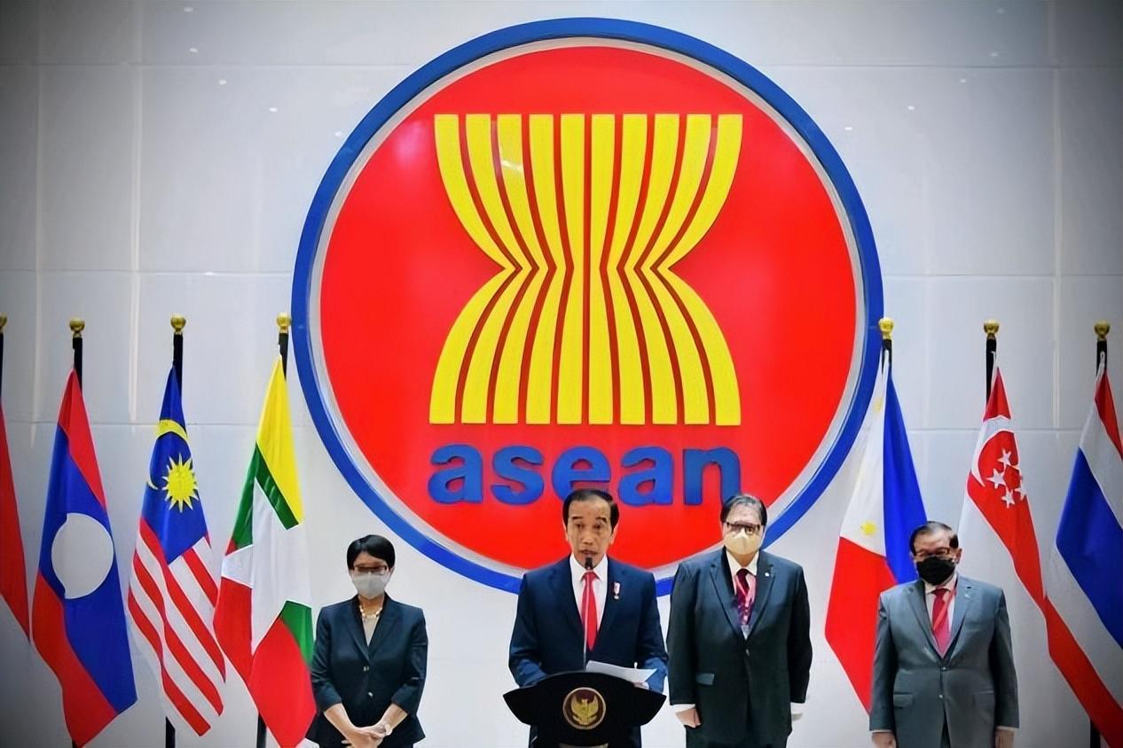 美国壮胆，菲海军司令登上中业岛，拍照留念气焰嚣张