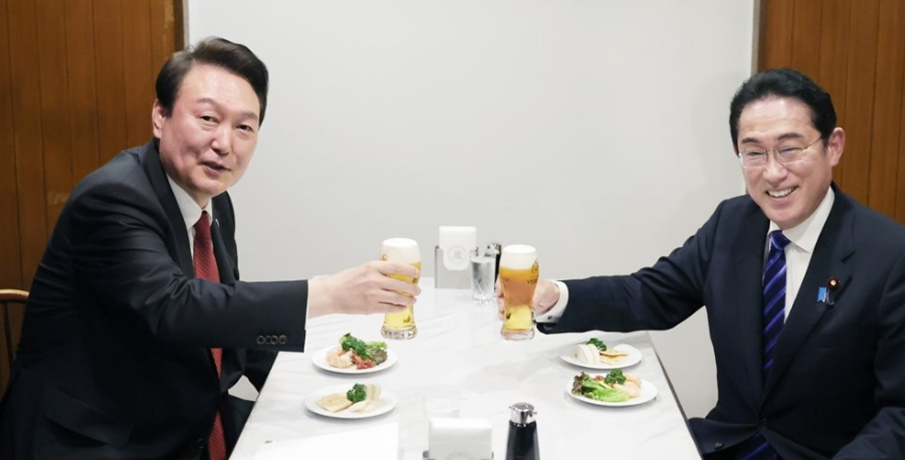 尹锡悦百般讨好岸田，结果是日本对韩国“骑脸输出”
