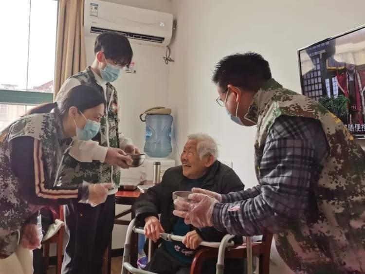 长宁这群退役军人为敬老院老人捐赠了2000斤蔬菜……