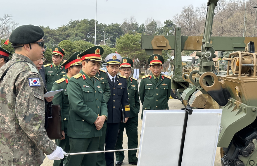 越南想买韩国K9火炮，30万韩军的血债没清算，解放军要提高警惕