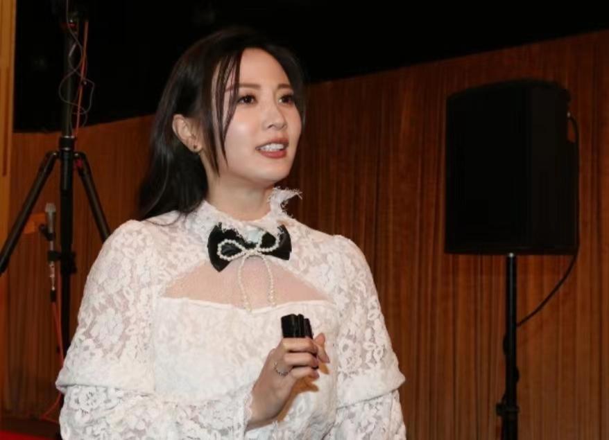 正面反击！TVB女星再将小生降级“网友”，二人6年绯闻疑正式告终