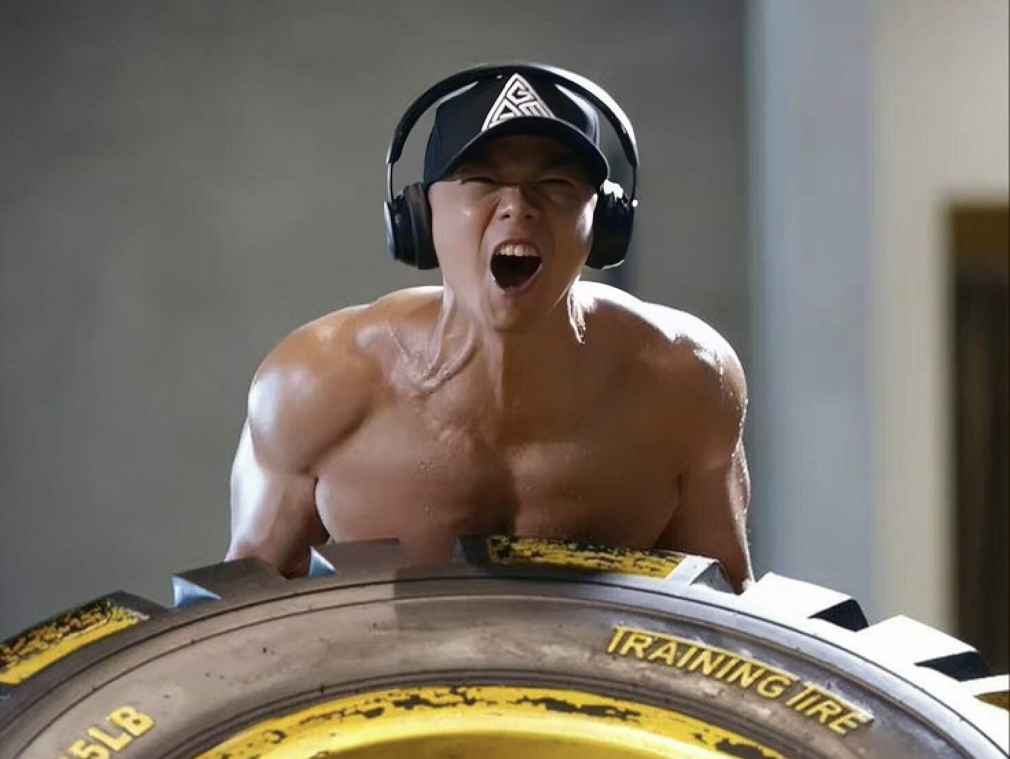 TVB知名男星演技炸裂，徒手搬120斤轮胎超拼命，满身健硕肌肉抢镜