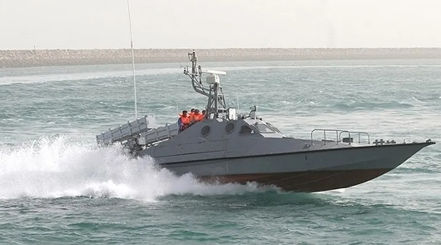 伊朗快艇海上驱逐美航母，配中国导弹可一击必杀
