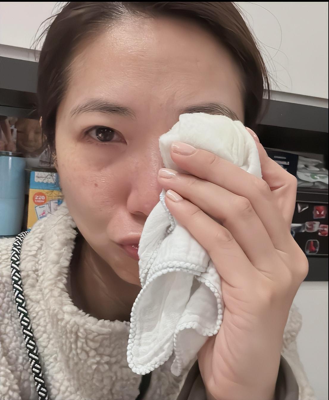 TVB知名艺人多次晒母子受伤照片,惹家暴疑云，本人回应非常幸福