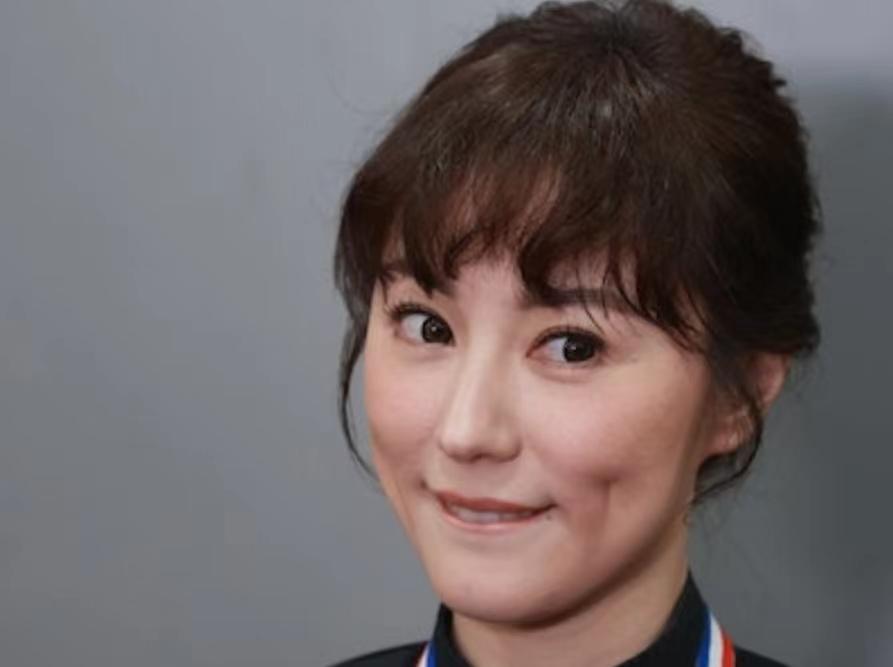 满面春风！港知名女星秘婚后首亮相，拒透露老公身份称其没求过婚