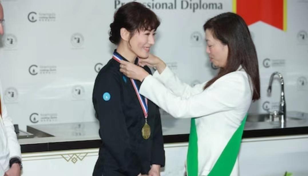 满面春风！港知名女星秘婚后首亮相，拒透露老公身份称其没求过婚