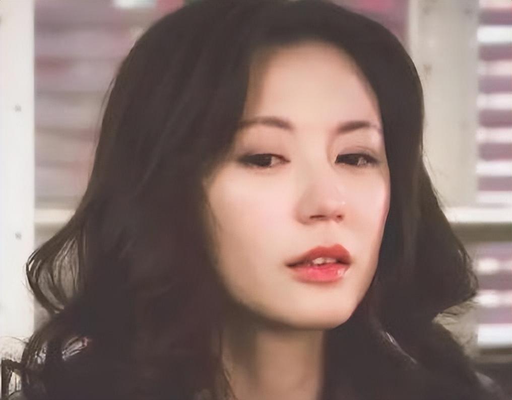 满面春风！港知名女星秘婚后首亮相，拒透露老公身份称其没求过婚