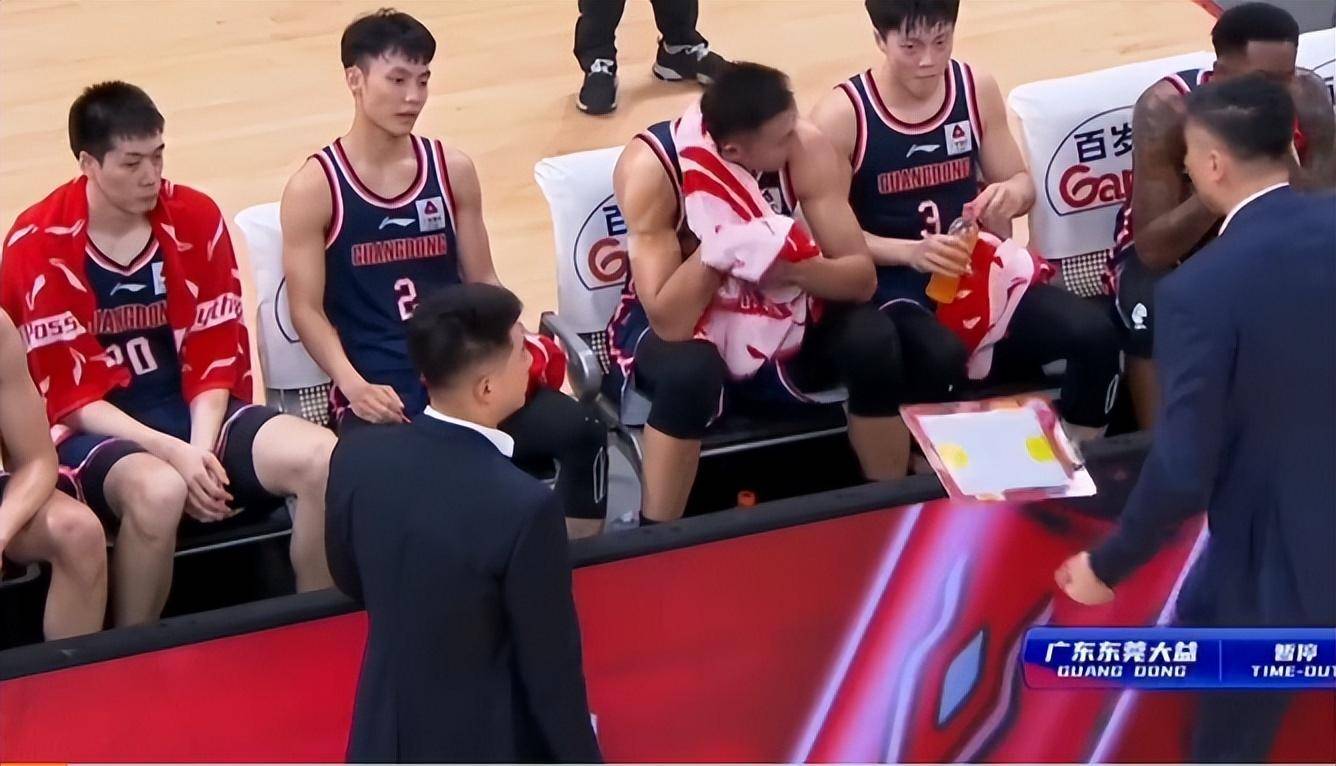 CBA3消息：孙铭徽称讨厌库里，杜锋摔战术板批徐杰，胡金秋受伤