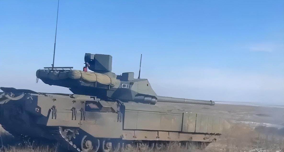 俄军T-14坦克上战场，高调炮击乌军阵地，摆好架势迎击北约坦克