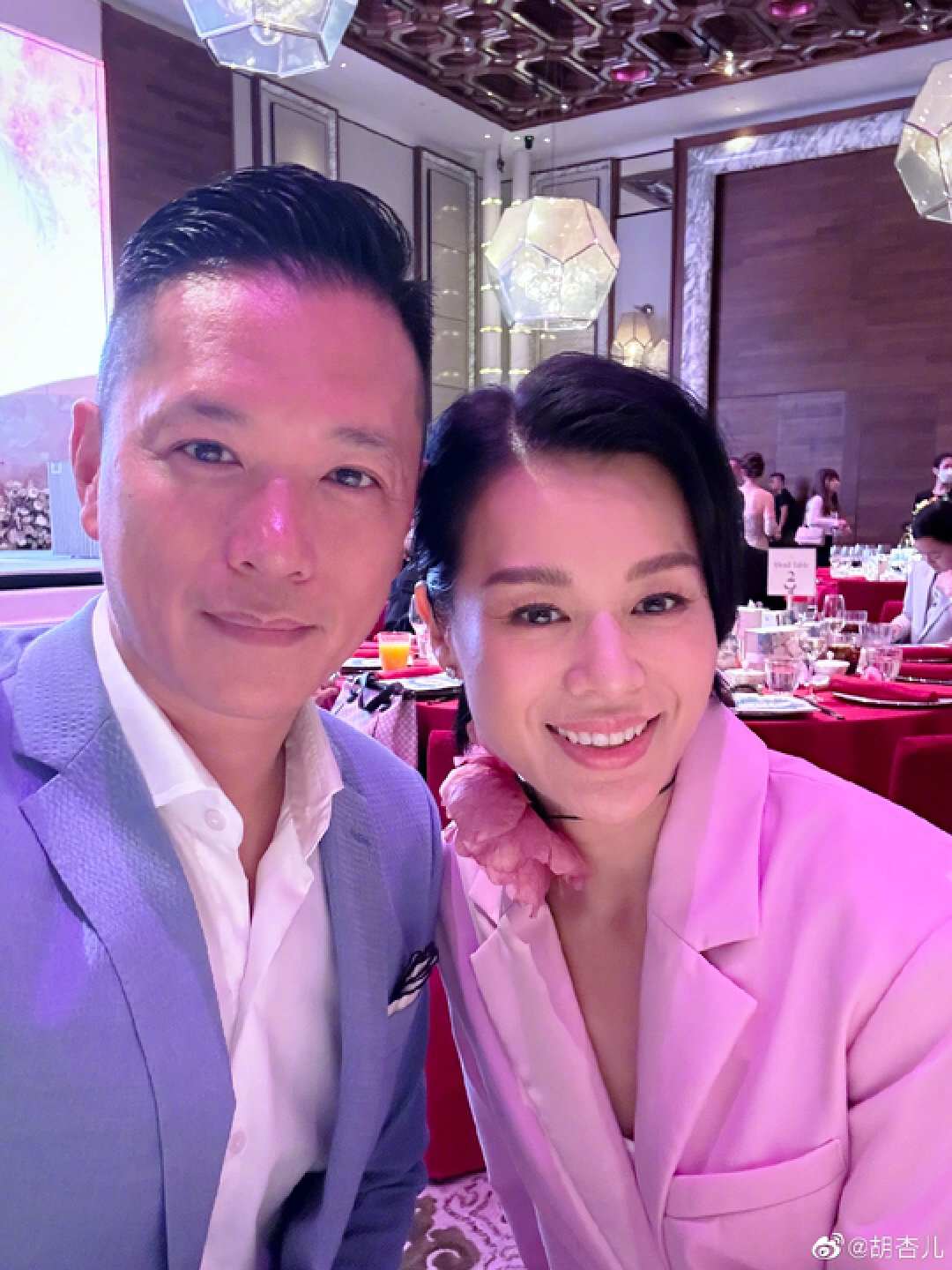 TVB视后携老公现身环球影城！女方背包吸睛，两夫妻乐不思蜀