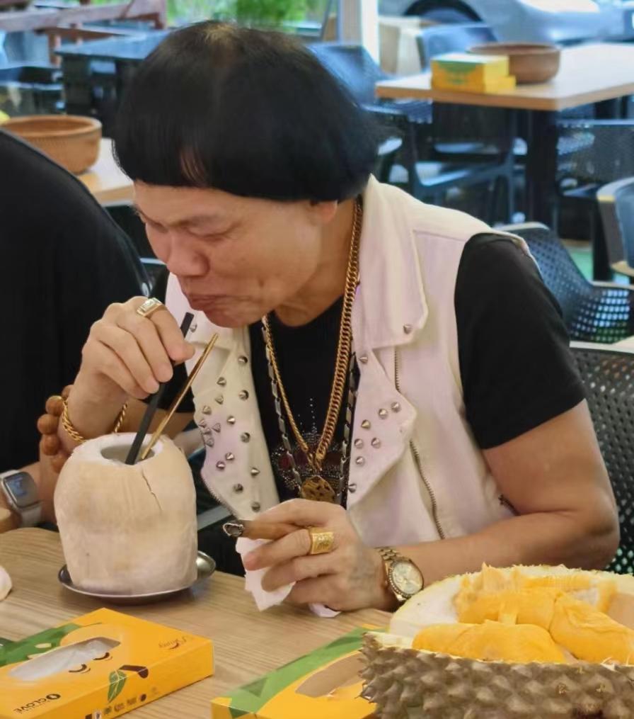 近况曝光！69岁港知名丑角身材样貌无走样，转战内地更升级当老板