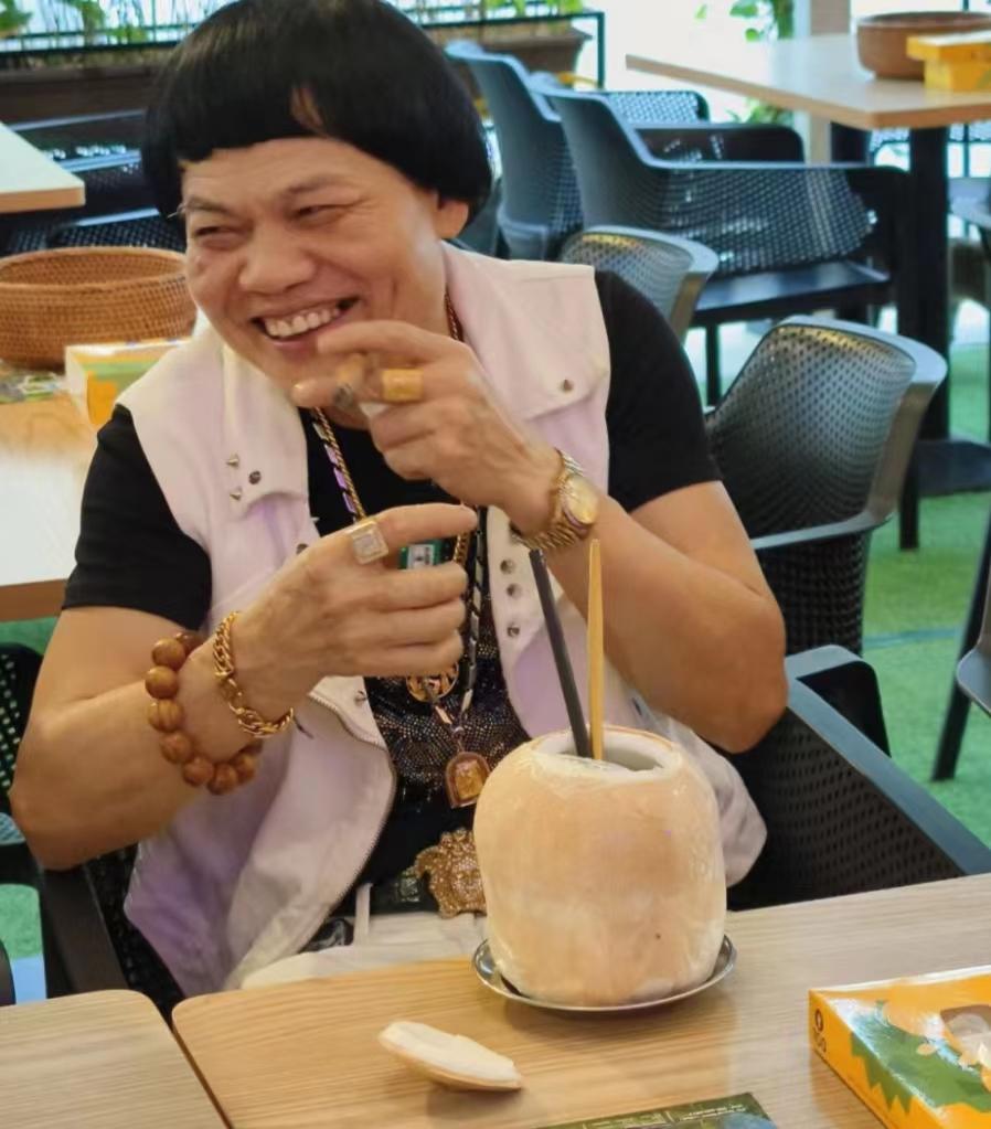 近况曝光！69岁港知名丑角身材样貌无走样，转战内地更升级当老板