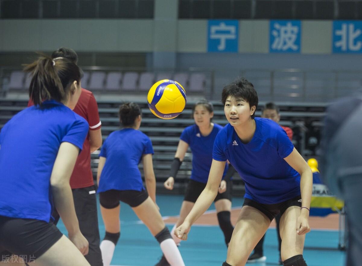 中午12点！2大官媒官宣，中国女排千里报喜，朱婷振奋姚迪激动