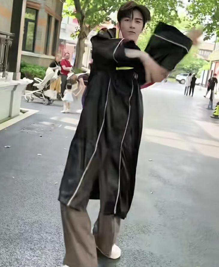 香港知名星二代上戏毕业！穿学士袍跳舞，长相帅气身高近1米9