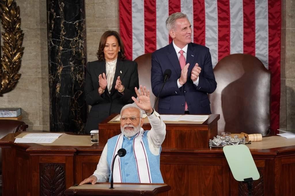 75名美国议员联合施压，拜登不敢得罪印度，当莫迪面强扯中国